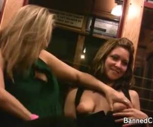 horny filles coquines clignoter leurs mésanges en public