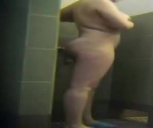 lorgnant à une grosse femme sous la douche