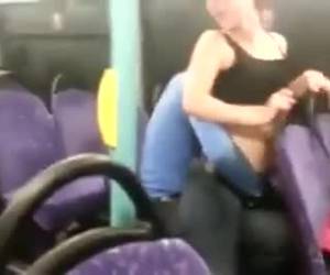 escocês adolescente apontada em um ônibus lotado