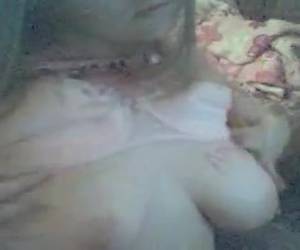 Blonde tiener Amy speelt met haar dikke tieten