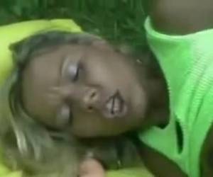 dia mendorong bokongnya naik dan biarkan dildo lancar anusnya meluncur di, diisi whiteh bagus seks anal dildo di sebuah taman umum whiteh.