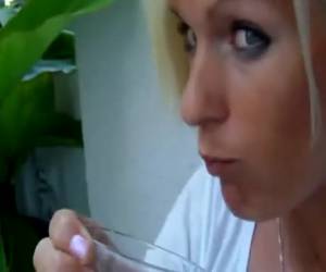 Ze zeikt in een glas en drinkt het leeg
