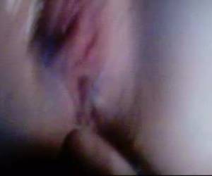 De 18 jarige Sarah denkt zo onherkenbaar in beeld te zijn. De geile amateurslet draagt een vermomming terwijl ze een amateur porno maken. Met anaal.