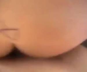 big kuk whiteh kondom, att hans kala bollar i hennes anus och knullar henne anal.