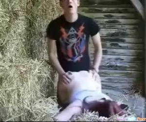 Het stadse meisje laat zich filmen, als ze de boeren knecht een pijpbeurt geeft hem aftrekt en van achter wordt geneukt in de hooischuur tot hij klaarkomt.
