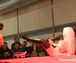Dildo show voor groot publiek