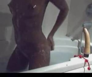 Wat een sexy zwart webcam meisje. Een perfect lichaam met stevige kleine tietjes en een kaal kutje. Ze zeept haar geile lijfje in terwijl ze in bad ziet en de dildo staat al klaar.
