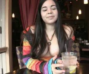 schüchtern sexy teen zeigt ihre schönen brüste für die kamera
