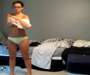 glasögonbär flickan lämnar hennes morgonrock pocfuck och står naken framför webbkameran, och sedan klä.