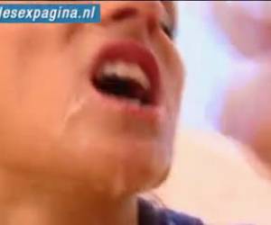 Meisje krijgt facial van meerdere mannen