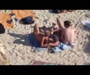 kika filmer homosexuella på stranden som unspied vanföreställningar och njuta i hemlighet av en handjob. amatör, fönstertittare, movieing gay på stranden