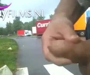 rasgar ao longo da rodovia