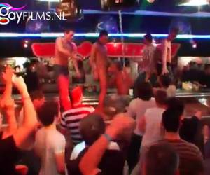 un club de striptease gay dégénère en orgie gay