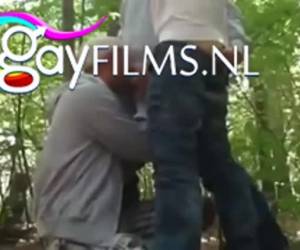 Buitensex, oude homo op zijn knietjes voor stevige jonge lullen