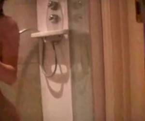 en stor liderlig onani scene super sexet norske redhead under bruseren. whiteh brusehoved på hendes klit, hun er klar.