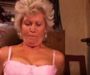 Deze oude dame krijgt hem hard achter in haar kont. Er wordt niet voorzichtig gedaan omdat ze iets ouder is, maar er wordt flink doorgepompt.