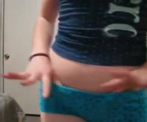 gadis menghilangkan celana sementara webcam. kemudian kita melihat pantatnya yang bagus. apa seorang gadis yang baik ini.