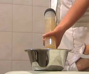 uma máquina de sexo para o bichano bonito da paciente loira sexy