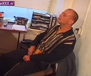 stefanie sekretarz chce powiedzieć jej szef, podczas oglądania swojego przełożonego