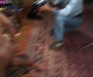 ver como ela gosta de como o fodido grande negro dela fode