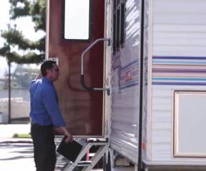 Mientras la hija me la chupa yo se lo como a la madre - XXX