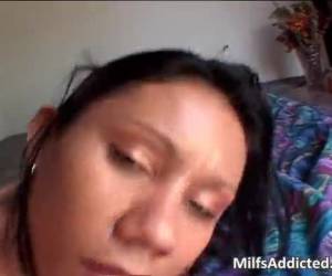 Milf luce bronceado mientras tiene sexo - Morenas