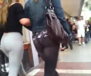Marcando un pedazo de culo por la calle - Amateur