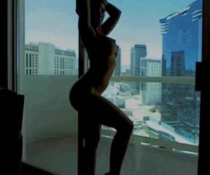 El striptease de mi cuñada en mi habitación - Cuñadas