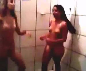 Negras nuas no banheiro dançando peladas molhadinhas