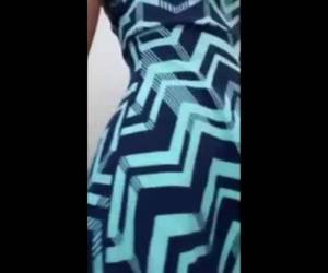 Gatinha de vestido sem calcinha mostrando a bucetinha e a bunda