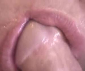Morena da boquinha macia chupando lindamente e com carinho