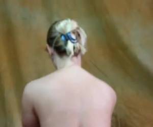 Massageando a bunda bem gostosa com celulites