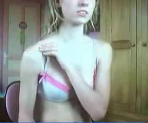 Mostrou os peitos na webcam e caiu na net