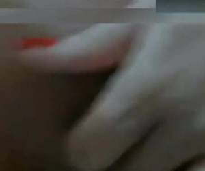 Gostosa bronzeada mostrando os peitos lindos com marquinhas