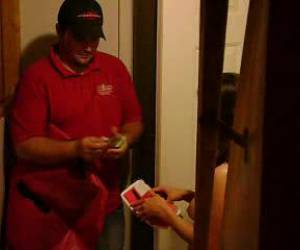 Gostosa recebendo pizza pelada