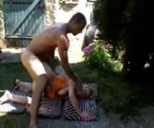 Comendo piranha no jardim