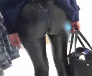 Gozando nas costas em cima da calça da namorada dentro do shopping