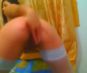 Morena gostosa só na siririca na webcam