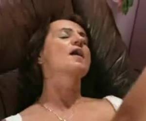 Vídeo com coroas safadas na orgia nervosa