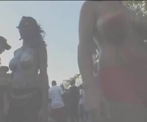 Loira com umas ping na cabeça deixa todos acariciarem ela