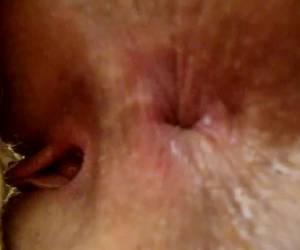 Fazendo uma buceta se molhar com a língua