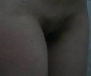 Esposa coroa sendo filmada pelada enquanto toma banho