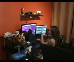 Coroa de fio dental linda dando o cu