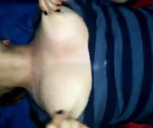 Esporrada dentro da buceta da coroa peituda