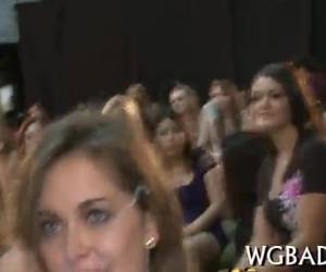 bombadão fazendo a alegria das mulheres na festa