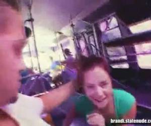 Garota muito safada mamando o seu amigo no ônibus