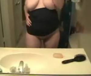 Amadora vadia mostrando as grandes tetas