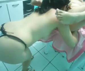 Beldade liberando sua buceta gostosa na cozinha