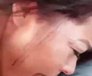 Rothaarige lutscht den Schwanz im Auto leer