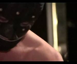 Sado Maso Weib mit großen harten Nippeln